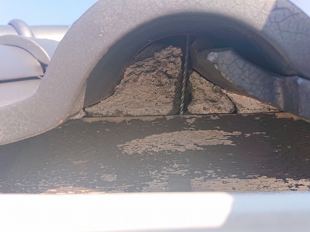 雀口の漆喰が剥がれた棟